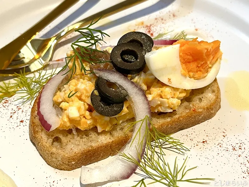 lili リリ 卵とアンチョビのオープンサンドイッチのアップ