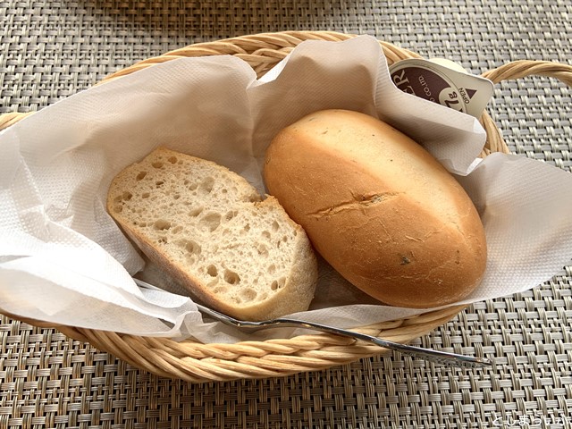鴨台食堂 ランチセットのパン
