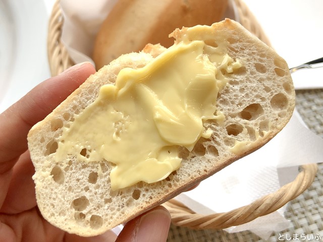 鴨台食堂 ランチのパンとバター